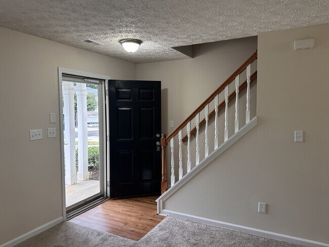 Foto del edificio - Great space in this 3 bedroom 2 and 1/2 bath end unit Townhome!