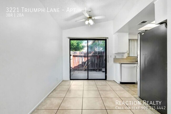 Foto del edificio - 3221 Triumph Ln