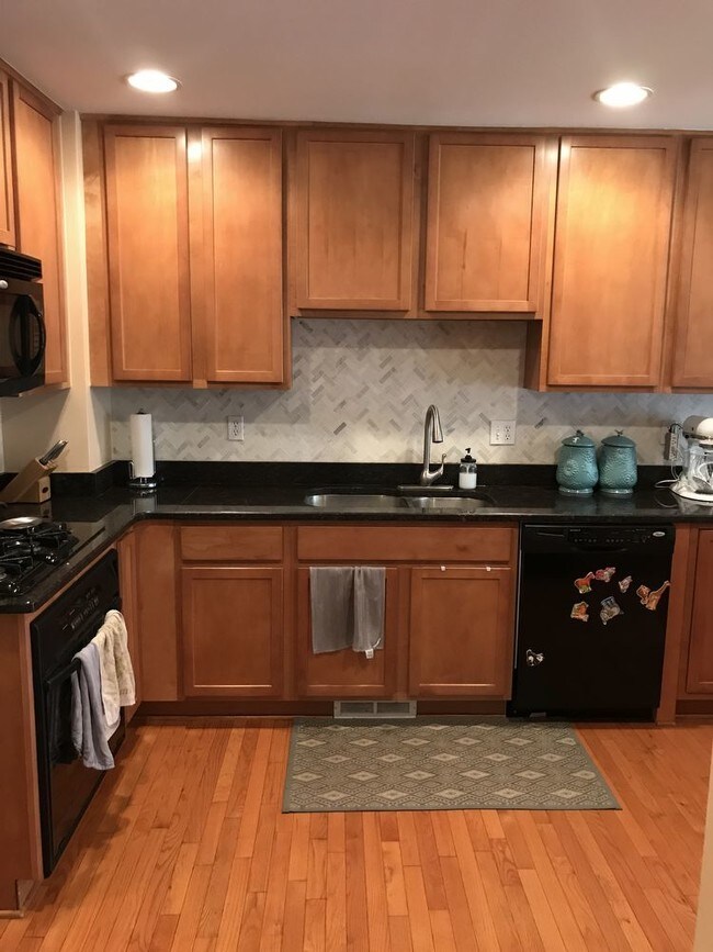 Building Photo - Fabulous townhome in The Crossings