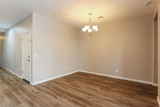 Building Photo - 2550 W Gaby Rd