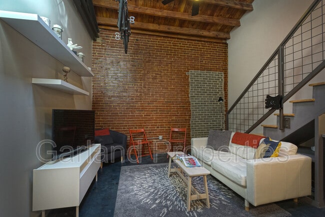 Building Photo - 631 Campbell Ave SE