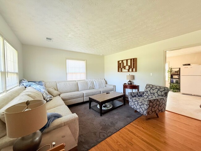 Building Photo - 3 bed ranch home