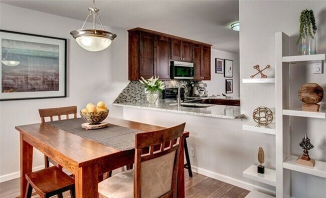Foto del edificio - Beautiful Home located near Juanita Bay Water Front with 2 Bed and 2 Bath