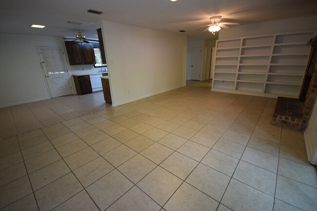Building Photo - Spacious 3 Bedroom Home