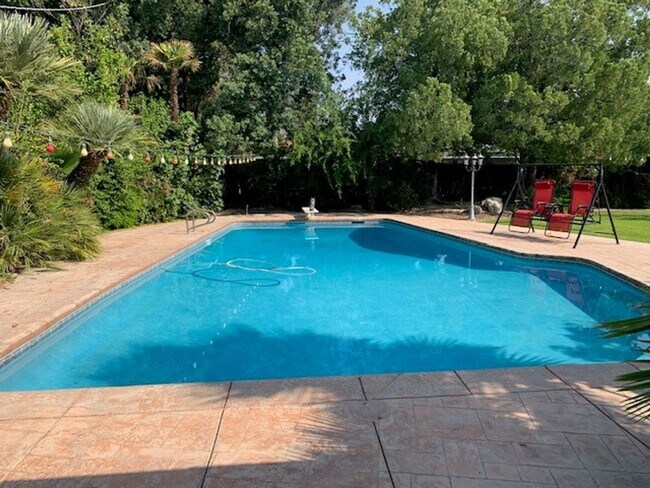Building Photo - Beautiful 4 Bedrooms Home Pool & Gardening...