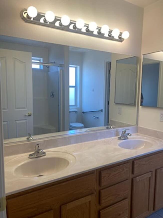 Building Photo - 3 Bedroom 2 Bathroon Home
