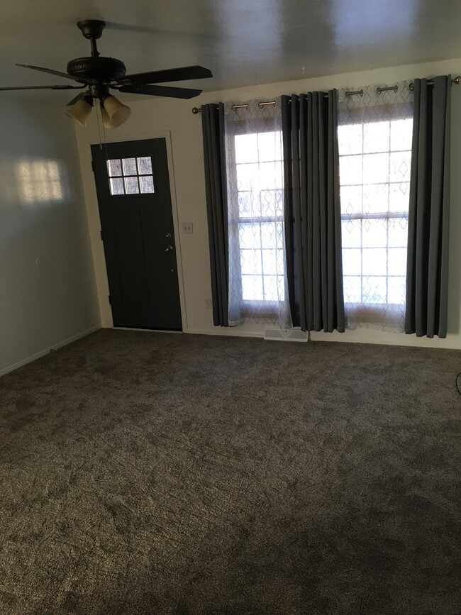 Living room, new carpet - 4685 Robb St