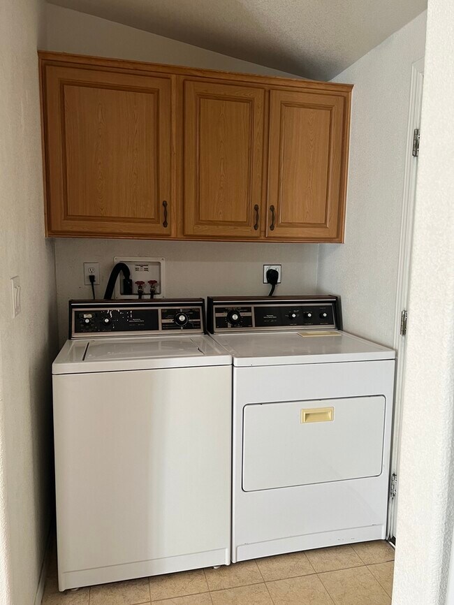Building Photo - 3 bedroom by U of A!