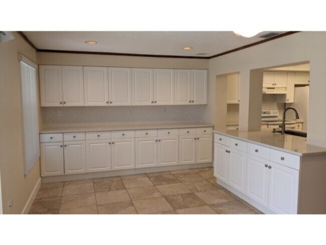 Foto del edificio - Spacious Pool Home Available Now!!