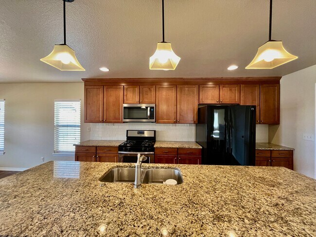 Foto del edificio - Beautiful Four Bedroom, 3 Bath, Plus Main ...