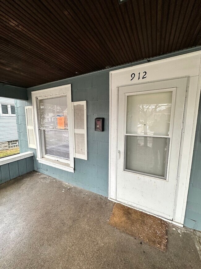 SE Side 2 Bedroom 1 Bathroom Duplex Unit House for Rent in Grand Rapids, MI