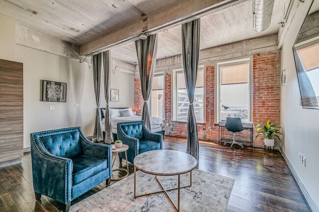 Building Photo - 500 S Ervay St