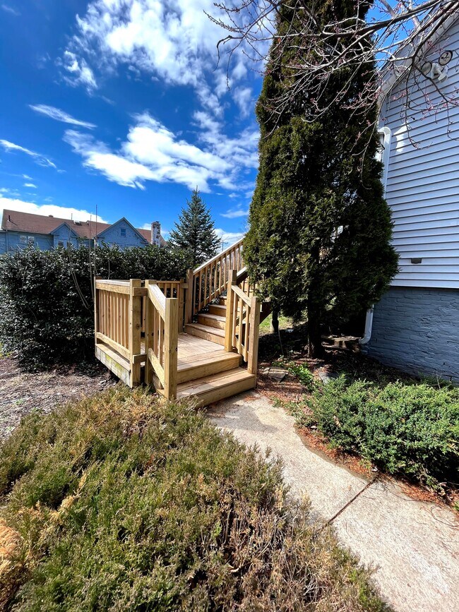 Entrada lateral a la terraza privada (la terraza ahora está teñida) - 218 Charter Oak St