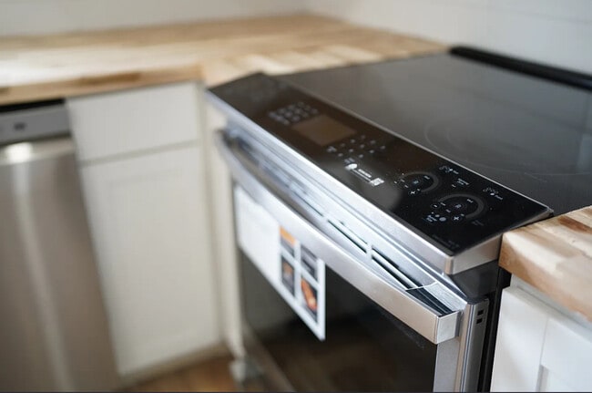 Stainless steel appliances - 1101 Pierce St