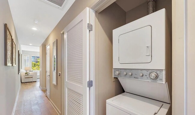 Building Photo - Wonderful modern 1-bedroom in the heart of downtown San Jose!