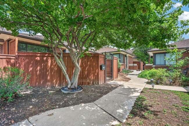 Building Photo - Beautiful Cherry Creek Condo