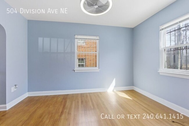 Photo - 504 Division Ave NE House