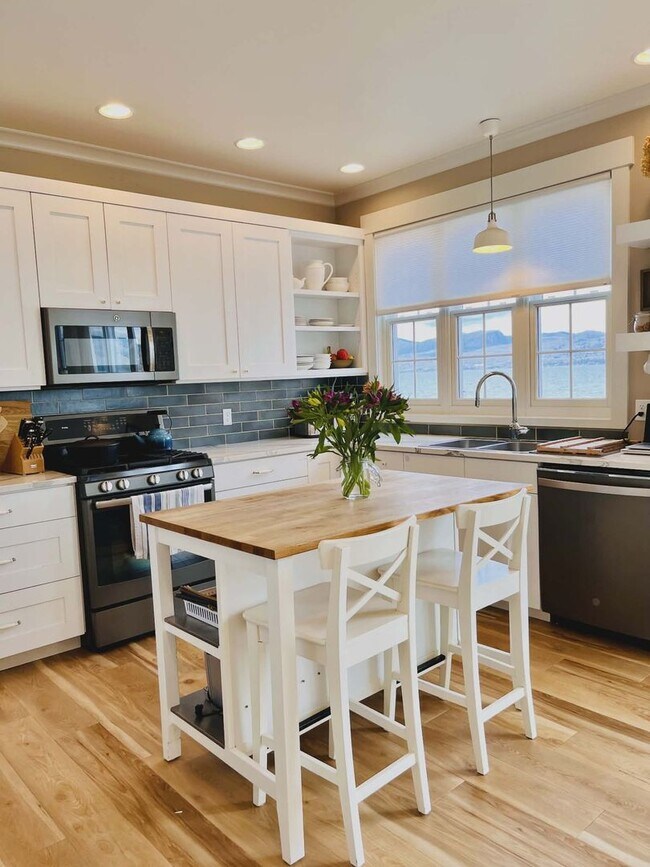 Building Photo - Fully Furnished House plus Mother-in-law suite - Lake Views & Access - Winter Rental Only
