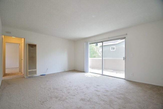 Building Photo - 2302 Marshallfield Ln