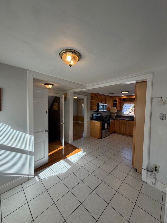 Building Photo - 632 W Roxbury Pkwy