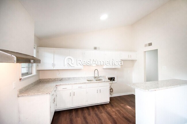 Photo - Fully Renovated 3/2 in 38128 House