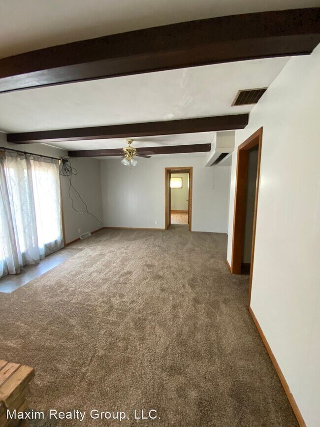 Building Photo - 3 br, 1.5 bath House - 105 W HARRIER ST