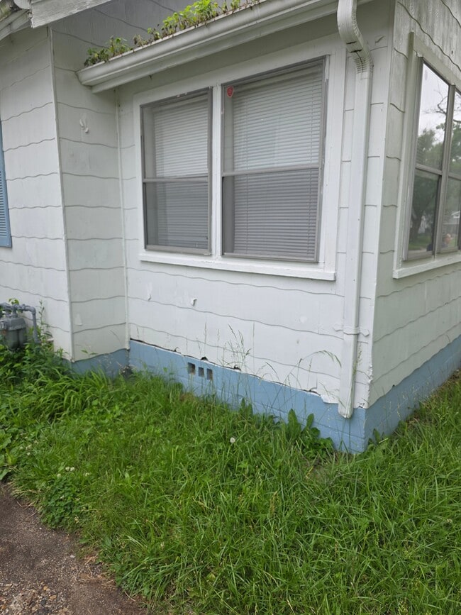 Building Photo - 1818 E Clay St