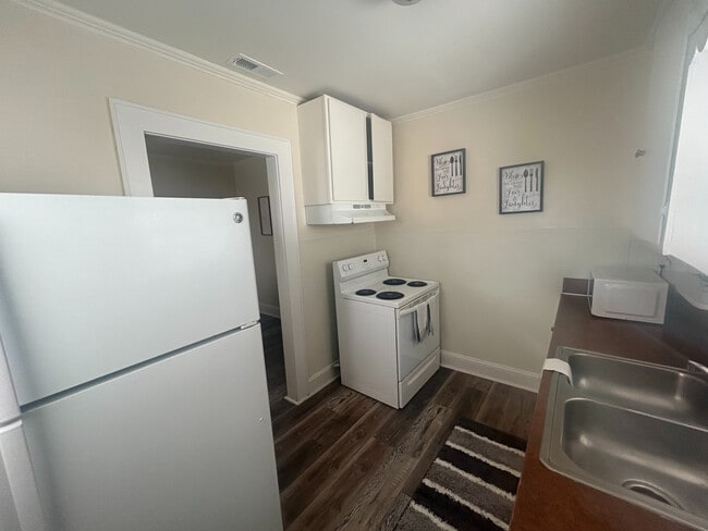 Building Photo - Room in Apartment on Kerr St NW