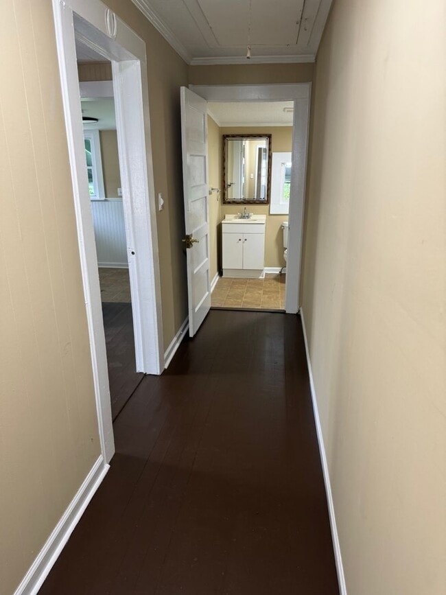 Building Photo - 2 Bed 1 Bath House