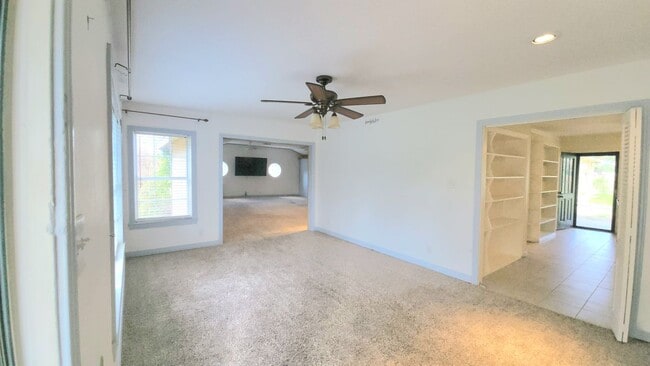 Building Photo - 1635 Sam Houston Dr