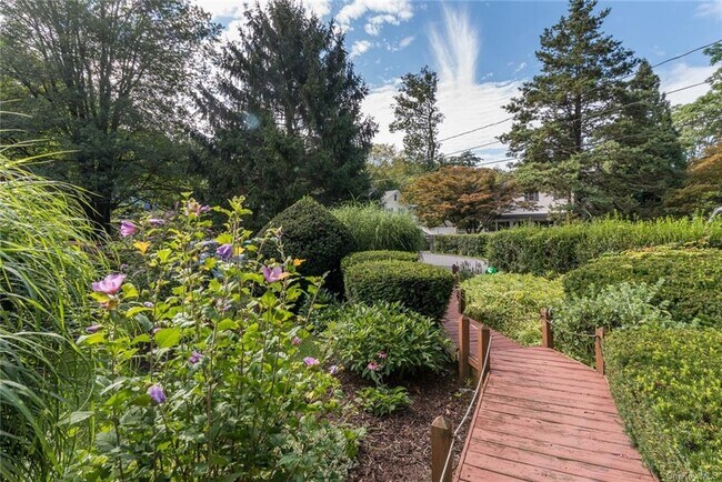 Building Photo - 27 Pine Hill Dr
