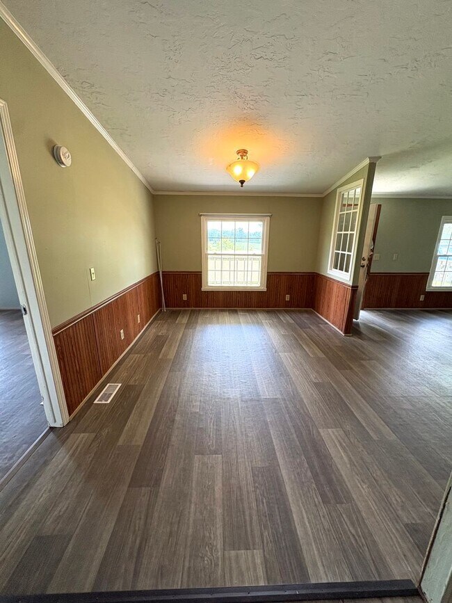 Building Photo - Peaceful Country Living!