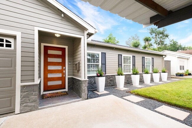 Building Photo - 1838 Saxon Dr