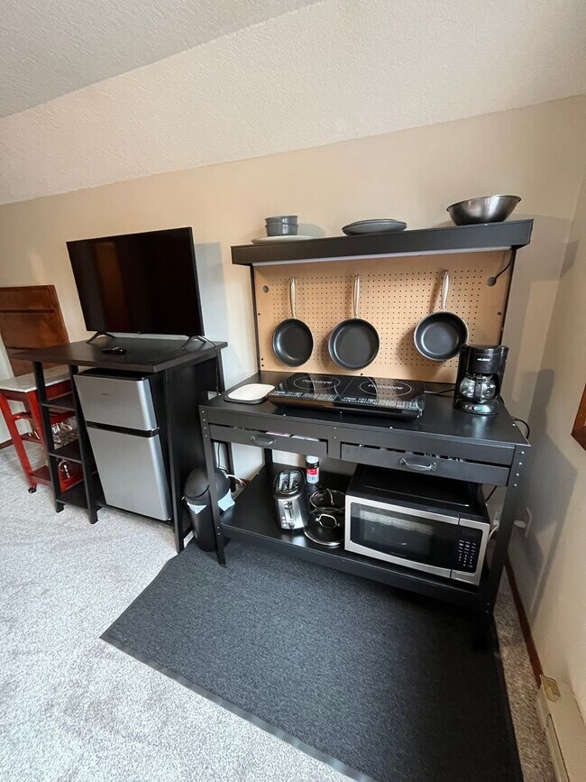 Building Photo - Quaint 1-bdr/1-bath private apartment with...