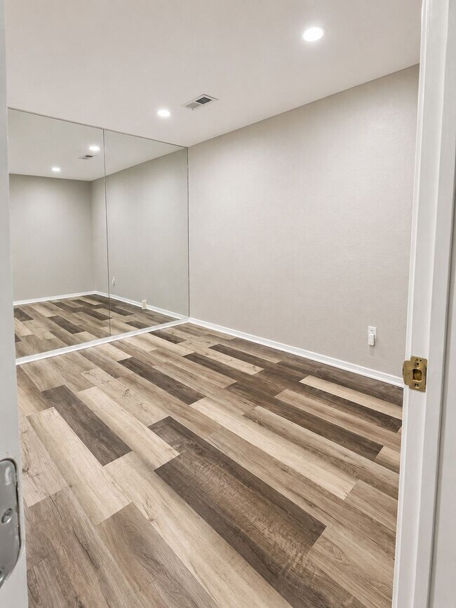 Foto del edificio - Charming 3 bedroom, 2 bathroom, 1 office/den.