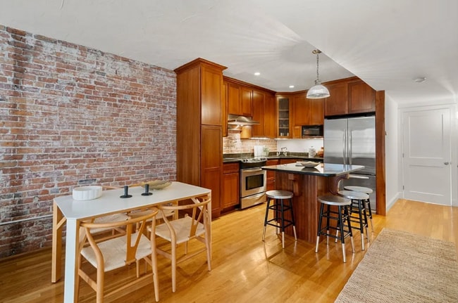 Building Photo - 156 Prince St