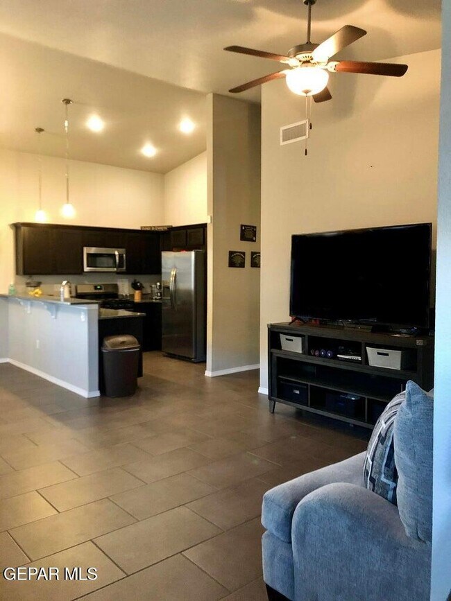 Foto del edificio - 14350 Loma Esmeralda