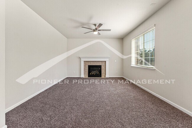 Foto del edificio - Spacious Home with Fenced Yard and Central AC