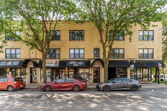 Building Photo - 3227 W Montrose Ave