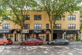 Building Photo - 3227 W Montrose Ave