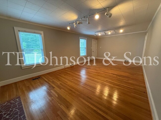 Foto del edificio - Spacious 3 Bedroom Home with Primary Suite on Main Level and 2-Car Carport