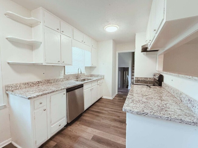 Foto del edificio - Welcome Home to Timeless Charm and Modern Comfort