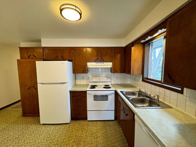 Building Photo - Spacious Split-Level 3 bed, 1 Bath Duplex ...