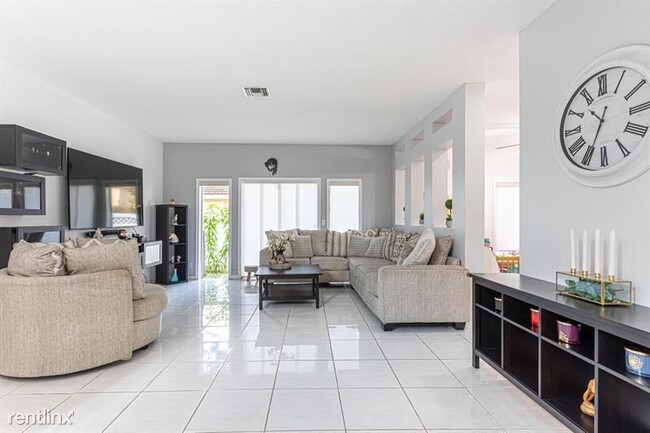 Building Photo - 4 br, 2.5 bath Condo - 11199 Lakeview Dr #...