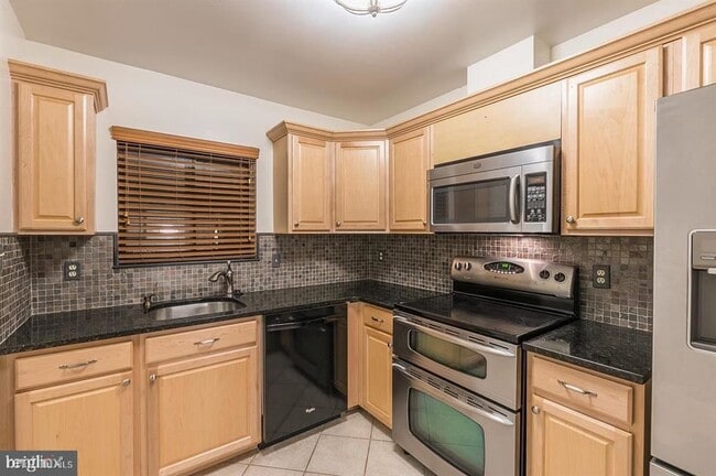 Building Photo - 2811 Lee Oaks Ct