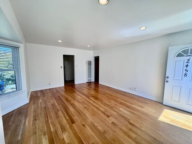Foto del edificio - 2458 Ocean Park Blvd