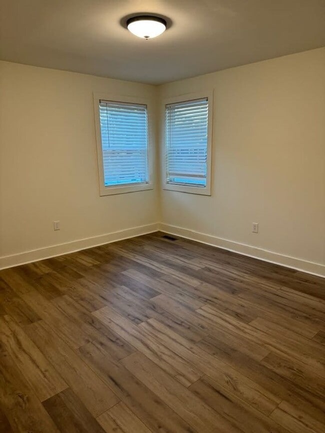 Building Photo - WWW Real Properties