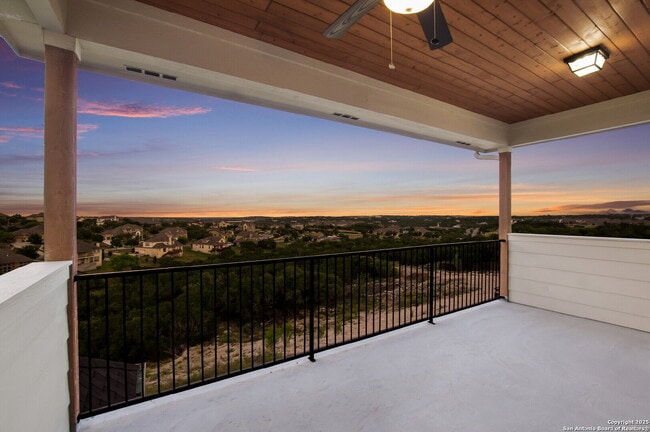 Foto del edificio - Sprawling 5-Bedroom Haven with Scenic View...