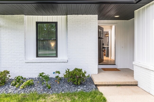 Building Photo - 914 S Rainier Ct