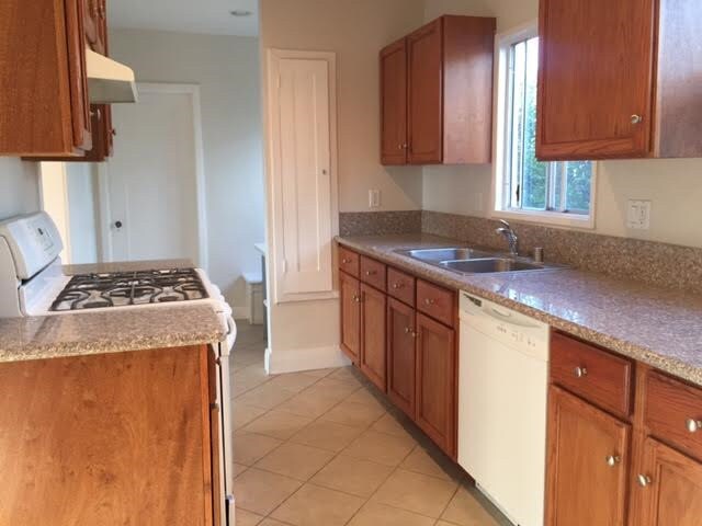 Primary Photo - 1324 N Edgemont St